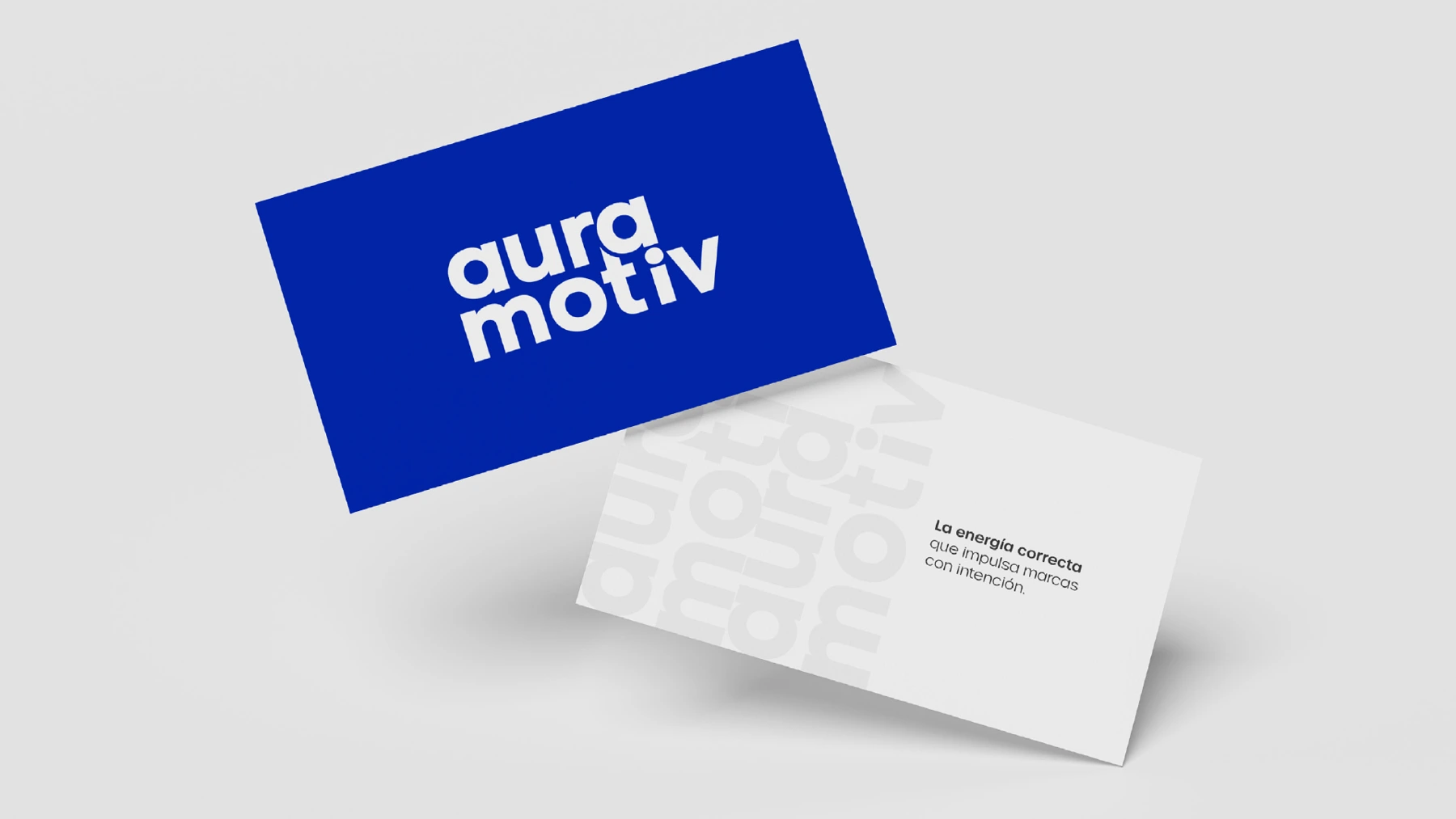 Aplicación de la identidad oficial de Auramotiv en tarjetas azules y blancas