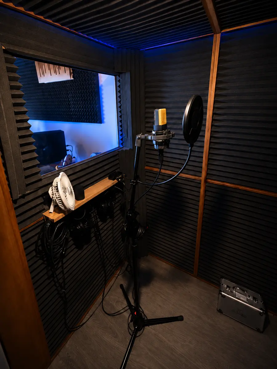 Cabina real de Sonedra Studio: micrófono, filtro antipop y luz azul